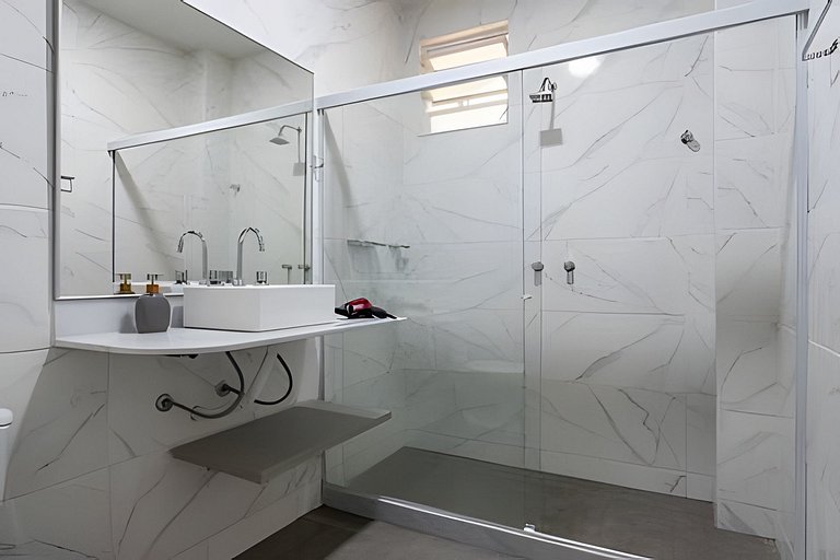 #302 - 2 quartos na quadra da Praia de Ipanema