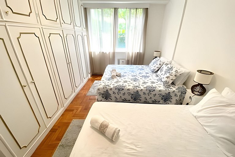 #606 - 3 quartos Av Atlantica Arpoador